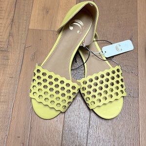 ✨Mix & Match: 2/$10, 5/$20✨ NWT charming Charlie yellow honeycomb sandles/flats